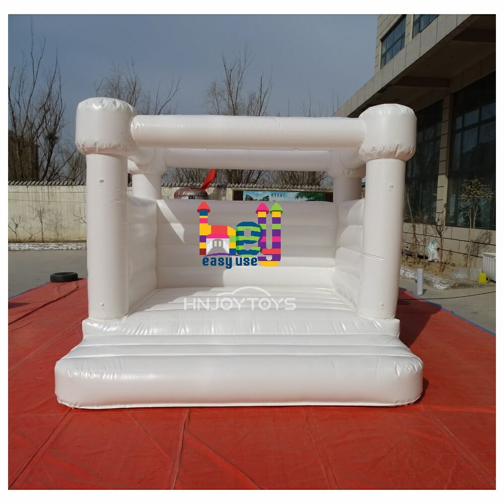kids playing mini bounce house inflatable