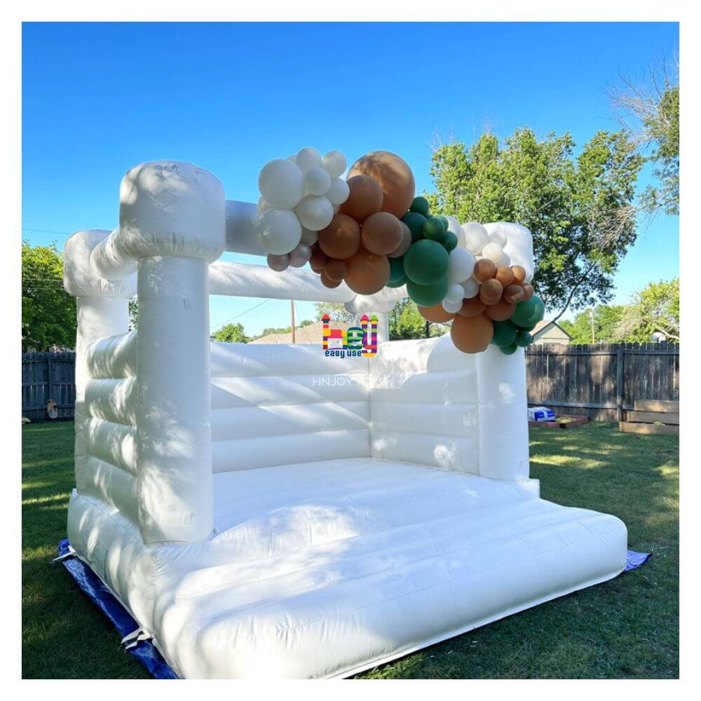 kids playing mini bounce house inflatable